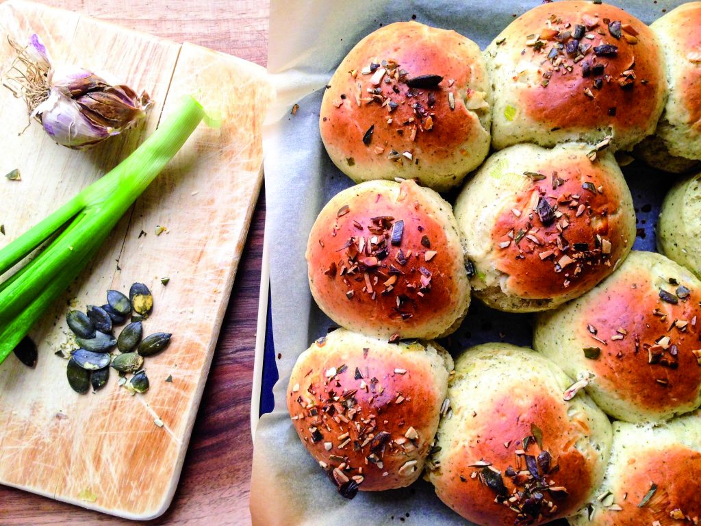 Quick Onion Buns with Pumpkin Seeds - KEFIRKO